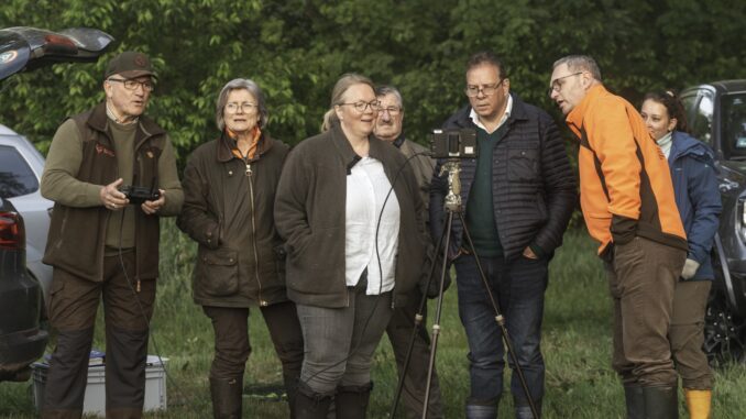 Gespannt verfolgt die Gruppe das absuchen der Wiese auf dem Bildschirm 22.50.59_A122878
